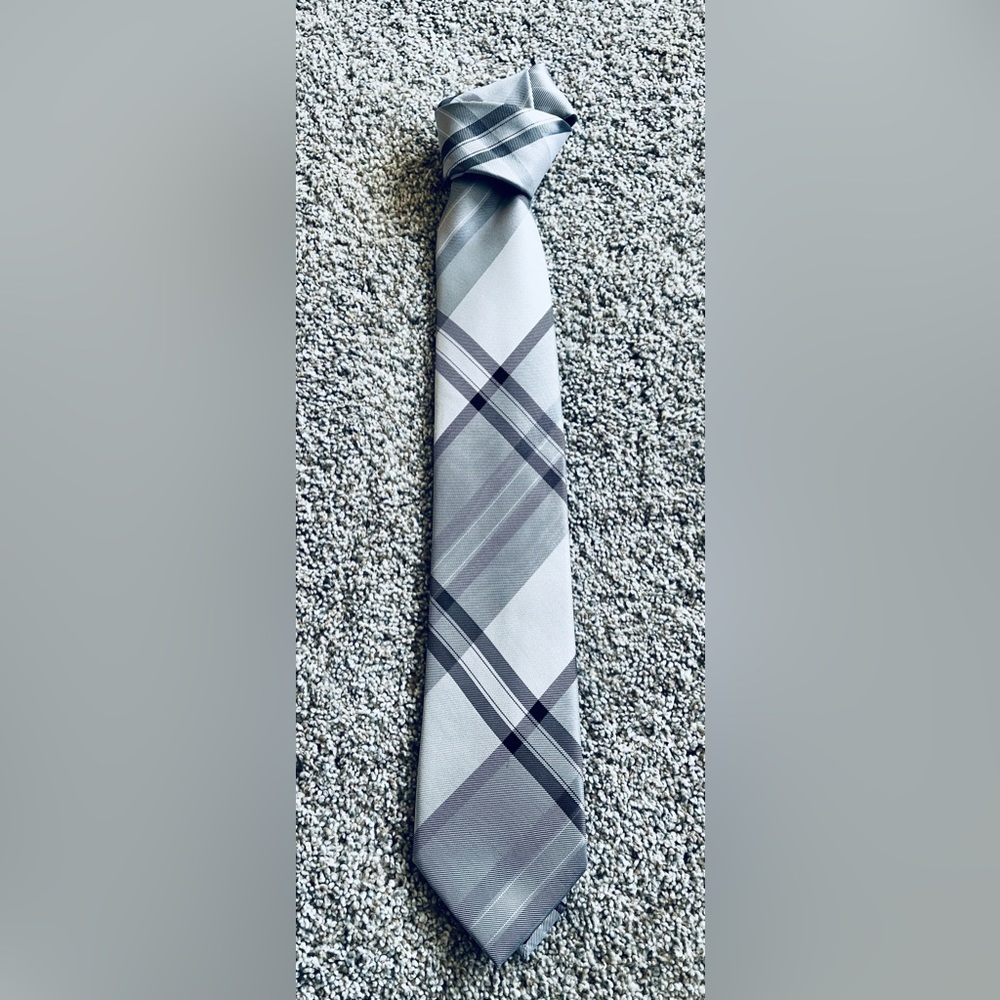 Kenneth Cole silk tie (white, black, gray) Burberry pattern
